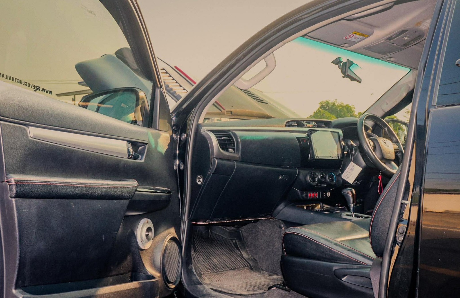 Car image 14